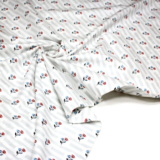Tissu popeline coton rayures blanches et grises aux fines fleurs roses et bleues - TissusPapi.com