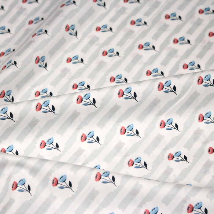 Tissu popeline coton rayures blanches et grises aux fines fleurs roses et bleues - TissusPapi.com