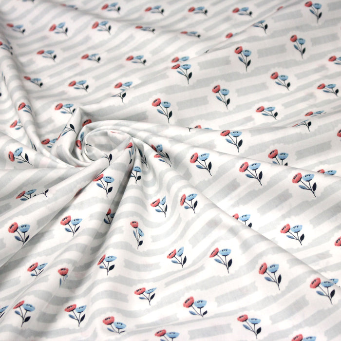 Tissu popeline coton rayures blanches et grises aux fines fleurs roses et bleues - TissusPapi.com
