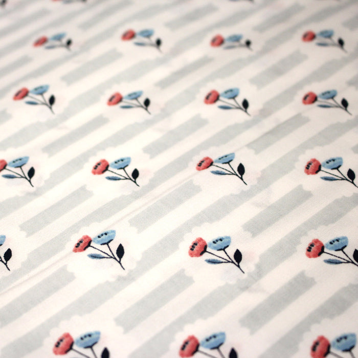 Tissu popeline coton rayures blanches et grises aux fines fleurs roses et bleues - TissusPapi.com