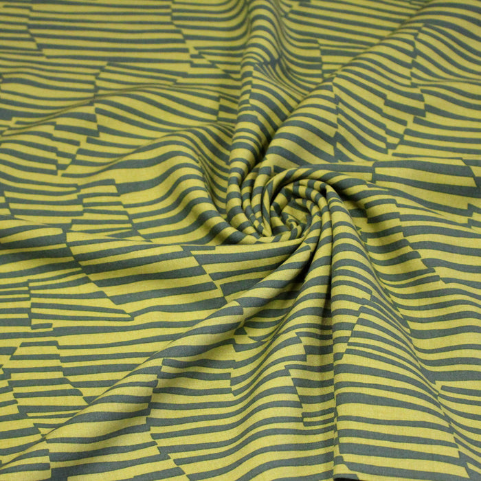 Tissu Viscose fluide DAZZLE CAMO, camouflage moderne aux tons verts - OEKO-TEX