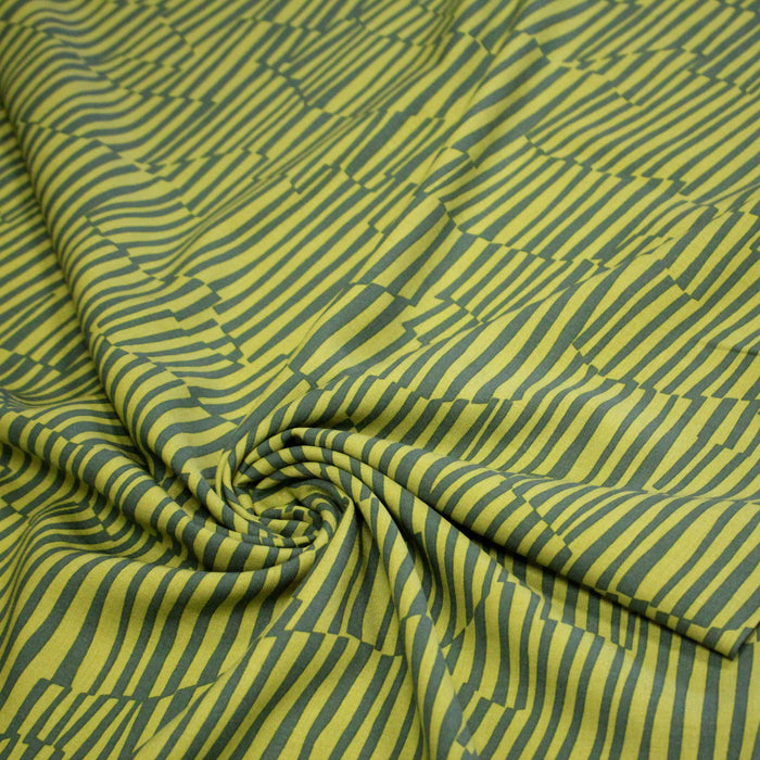 Tissu Viscose fluide DAZZLE CAMO, camouflage moderne aux tons verts - OEKO-TEX