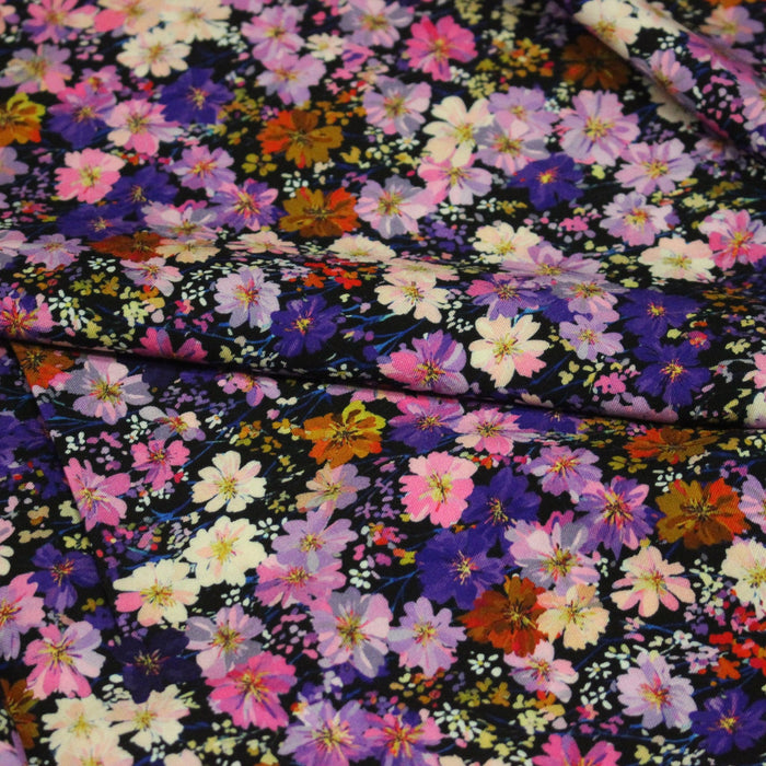 Tissu Viscose fluide ZATA floral parme et violet fond noir – STANDARD 100 OEKO - TEX - TissusPapi.com