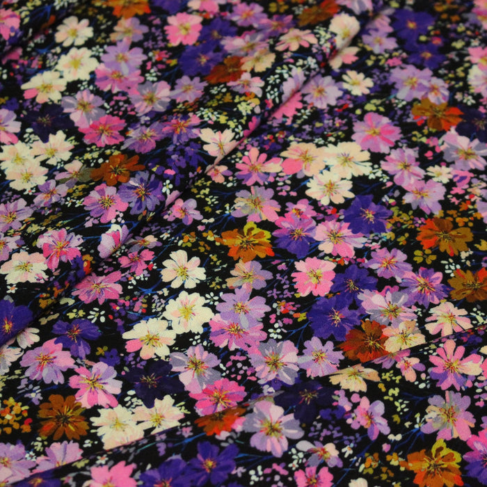 Tissu Viscose fluide ZATA floral parme et violet fond noir – STANDARD 100 OEKO - TEX - TissusPapi.com