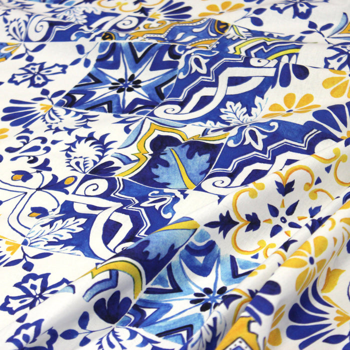 Tissu popeline de coton AZULEJOS aux carreaux de faïence bleu roi, jaune safran & blanc - tissuspapi