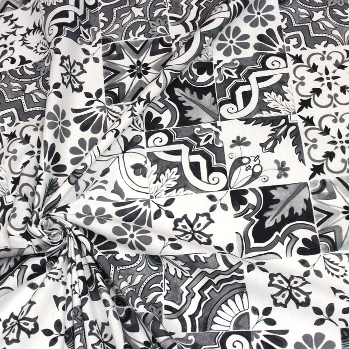 Tissu popeline de coton AZULEJOS aux carreaux de faïence noir & blanc - tissuspapi