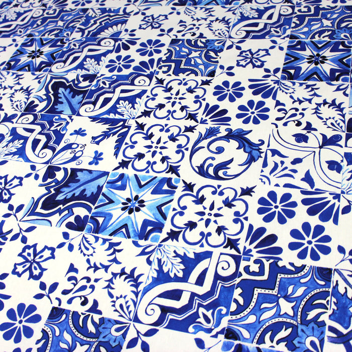 Tissu popeline de coton AZULEJOS aux carreaux de faïence bleu roi et blanc - tissuspapi