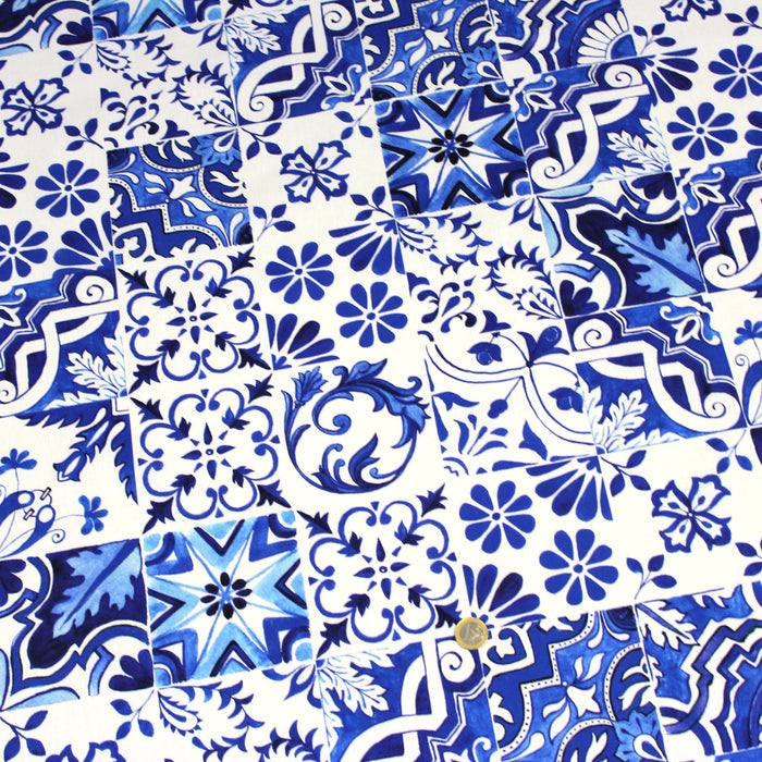 Tissu popeline de coton AZULEJOS aux carreaux de faïence bleu roi et blanc - tissuspapi