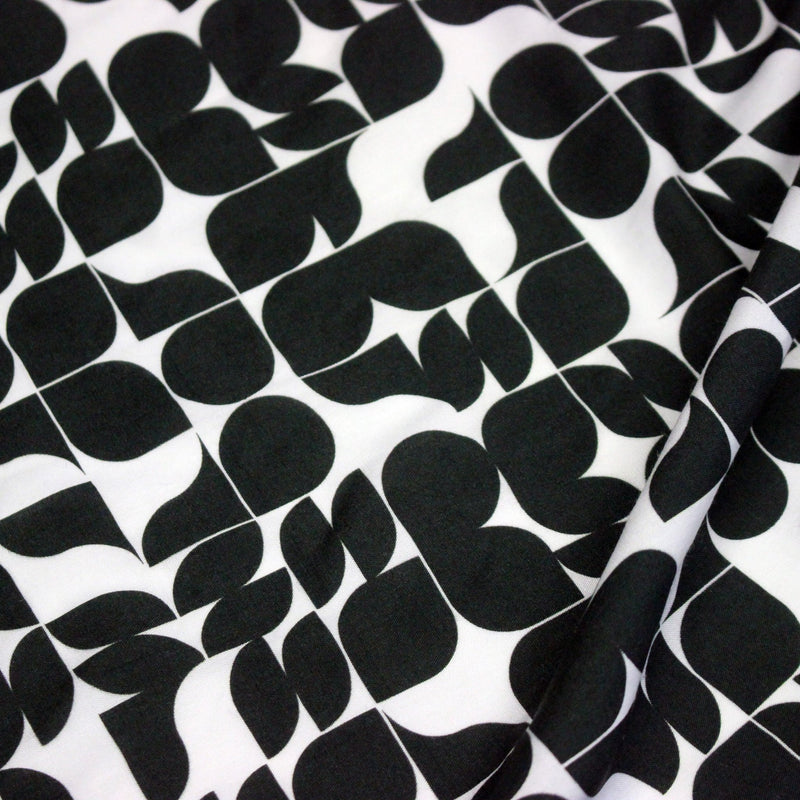 Tissu viscose fluide SEVENTIES, motif géométrique noir et blanc - STANDARD 100 OEKO - TEX - TissusPapi.com