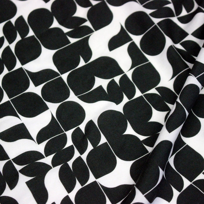 Tissu viscose fluide SEVENTIES, motif géométrique noir et blanc - STANDARD 100 OEKO - TEX - TissusPapi.com