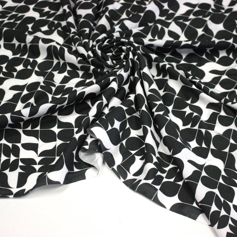 Tissu viscose fluide SEVENTIES, motif géométrique noir et blanc - STANDARD 100 OEKO - TEX - TissusPapi.com