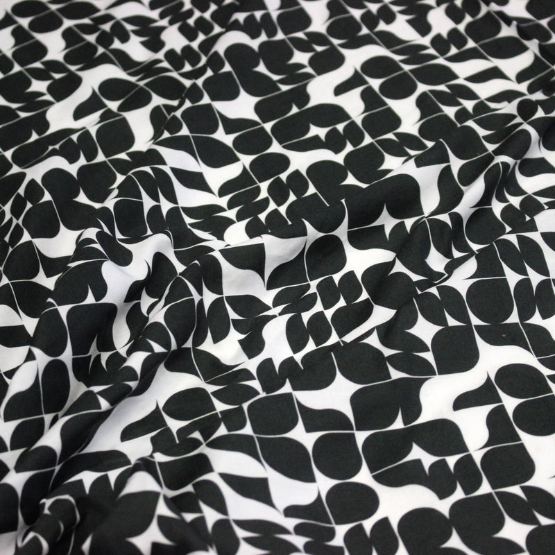 Tissu viscose fluide SEVENTIES, motif géométrique noir et blanc - STANDARD 100 OEKO - TEX - TissusPapi.com