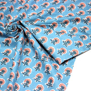 Tissu coton fin imprimé INDIENNES, fleurs traditionnelles roses et bleues, fond bleu ciel - TissusPapi.com