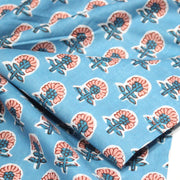 Tissu coton fin imprimé INDIENNES, fleurs traditionnelles roses et bleues, fond bleu ciel - TissusPapi.com
