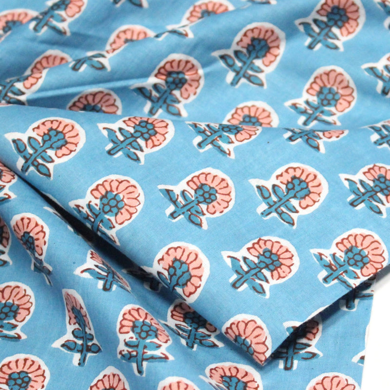 Tissu coton fin imprimé INDIENNES, fleurs traditionnelles roses et bleues, fond bleu ciel - TissusPapi.com