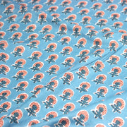 Tissu coton fin imprimé INDIENNES, fleurs traditionnelles roses et bleues, fond bleu ciel - TissusPapi.com