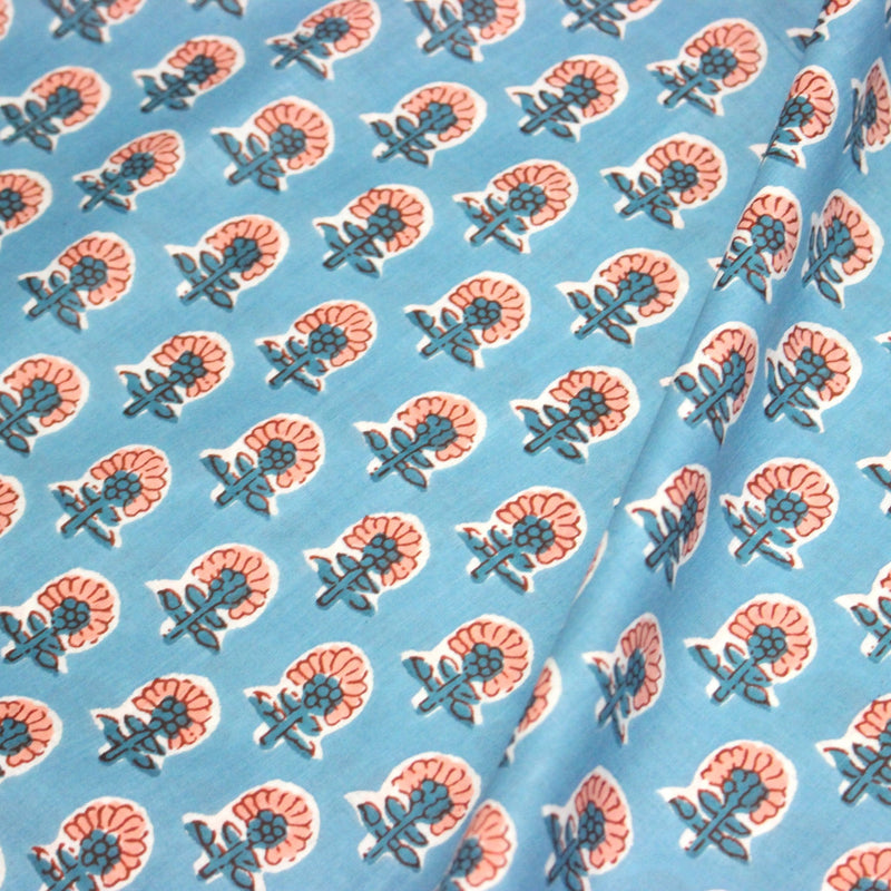Tissu coton fin imprimé INDIENNES, fleurs traditionnelles roses et bleues, fond bleu ciel - TissusPapi.com