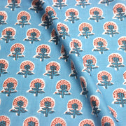 Tissu coton fin imprimé INDIENNES, fleurs traditionnelles roses et bleues, fond bleu ciel - TissusPapi.com