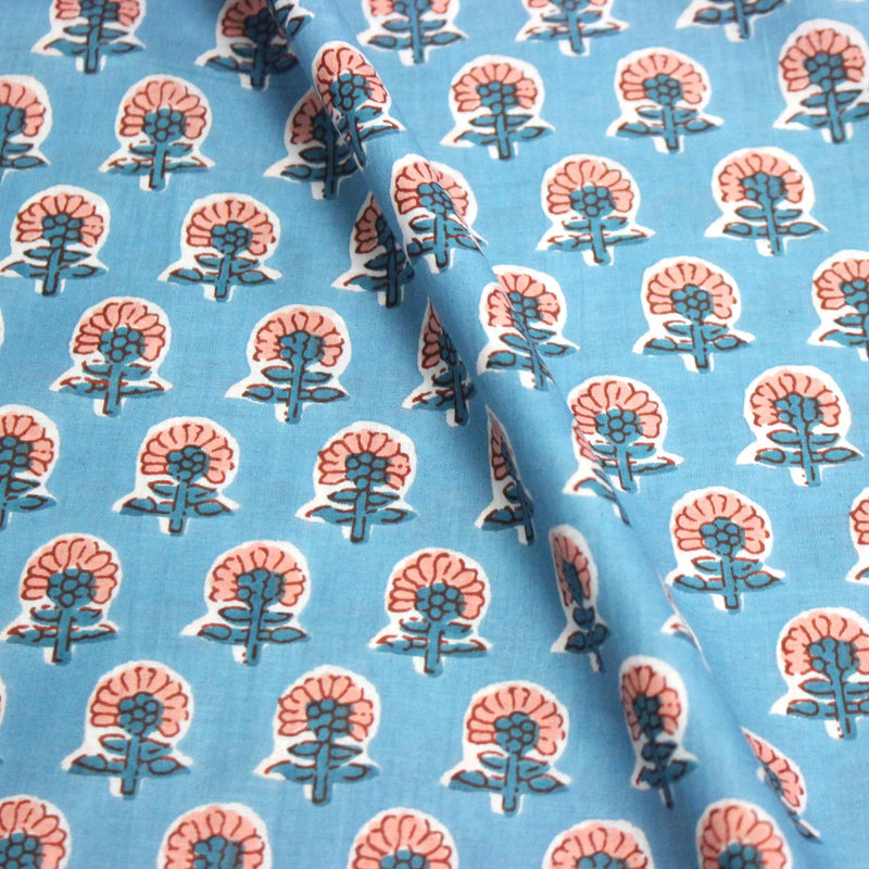 Tissu coton fin imprimé INDIENNES, fleurs traditionnelles roses et bleues, fond bleu ciel - TissusPapi.com