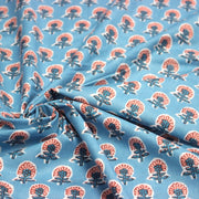 Tissu coton fin imprimé INDIENNES, fleurs traditionnelles roses et bleues, fond bleu ciel - TissusPapi.com