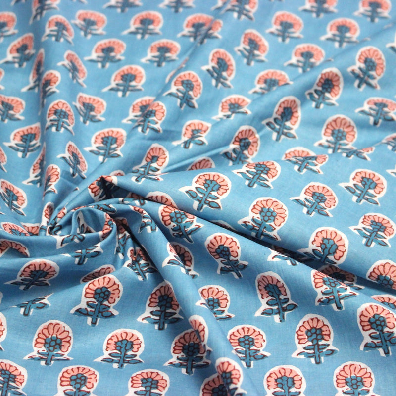 Tissu coton fin imprimé INDIENNES, fleurs traditionnelles roses et bleues, fond bleu ciel - TissusPapi.com