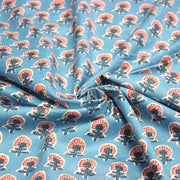 Tissu coton fin imprimé INDIENNES, fleurs traditionnelles roses et bleues, fond bleu ciel - TissusPapi.com