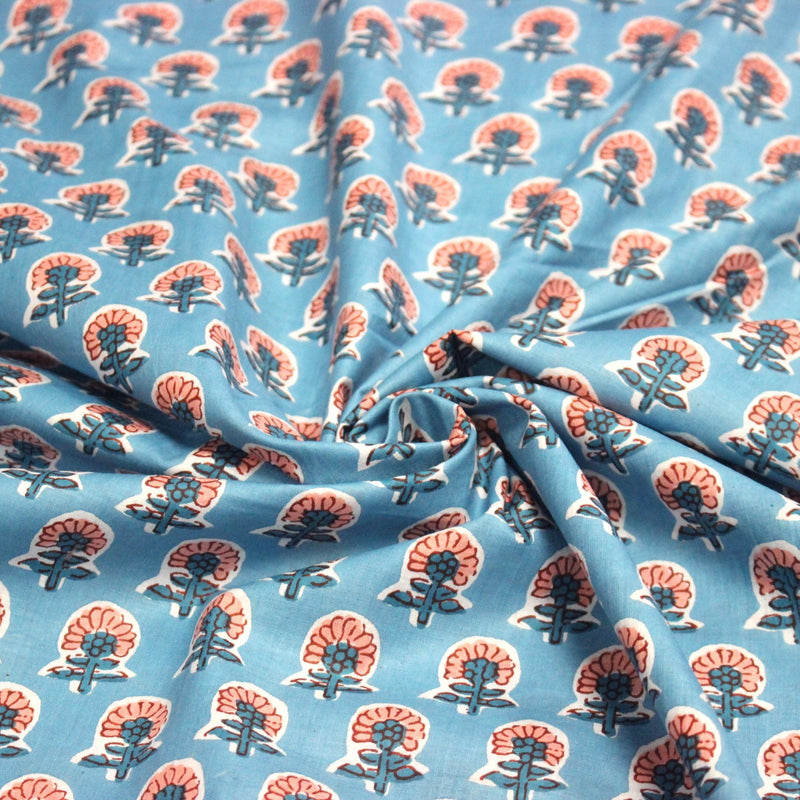 Tissu coton fin imprimé INDIENNES, fleurs traditionnelles roses et bleues, fond bleu ciel - TissusPapi.com