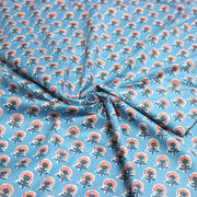 Tissu coton fin imprimé INDIENNES, fleurs traditionnelles roses et bleues, fond bleu ciel - TissusPapi.com