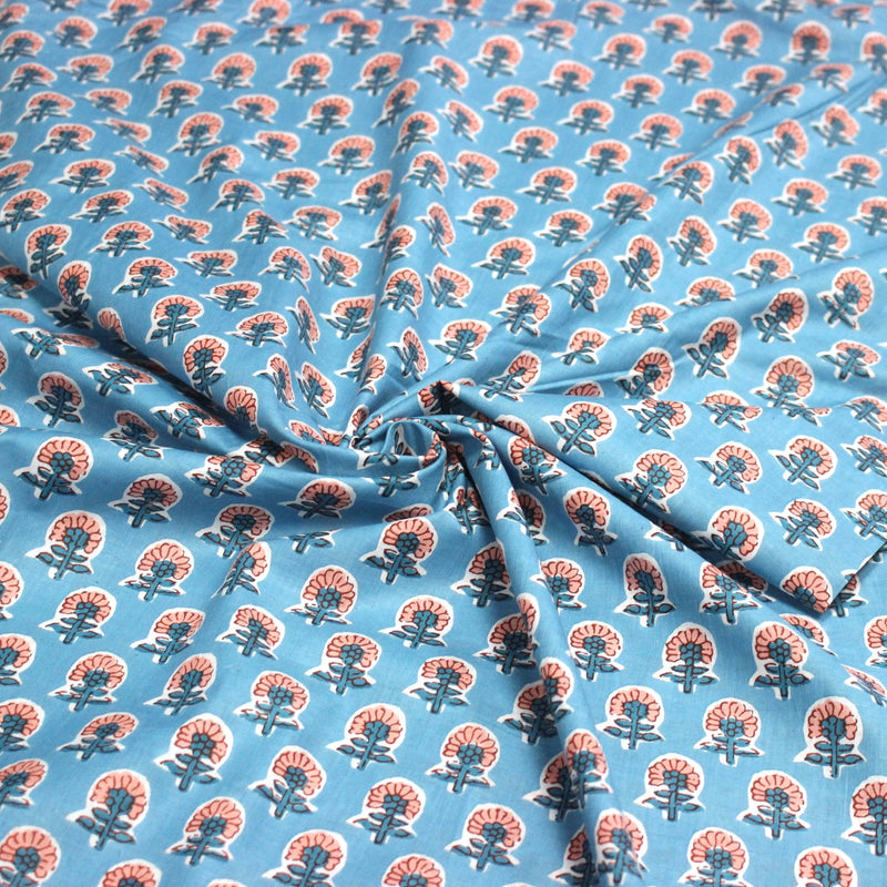 Tissu coton fin imprimé INDIENNES, fleurs traditionnelles roses et bleues, fond bleu ciel - TissusPapi.com