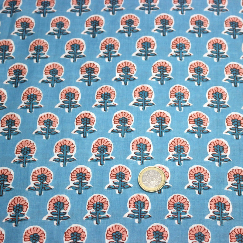 Tissu coton fin imprimé INDIENNES, fleurs traditionnelles roses et bleues, fond bleu ciel - TissusPapi.com