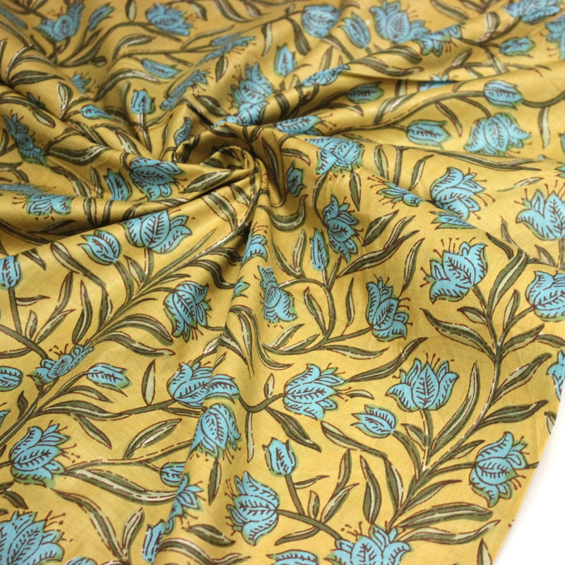 Tissu coton fin imprimé INDIENNES, fleurs traditionnelles bleues, feuilles vertes, fond jaune moutarde - TissusPapi.com