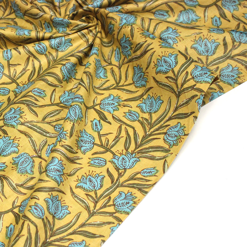 Tissu coton fin imprimé INDIENNES, fleurs traditionnelles bleues, feuilles vertes, fond jaune moutarde