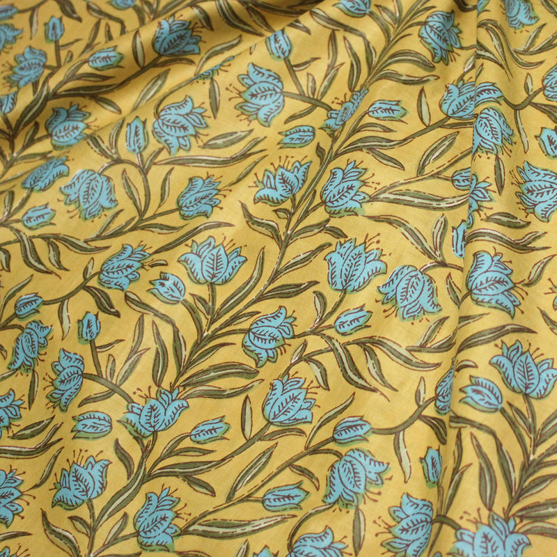 Tissu coton fin imprimé INDIENNES, fleurs traditionnelles bleues, feuilles vertes, fond jaune moutarde