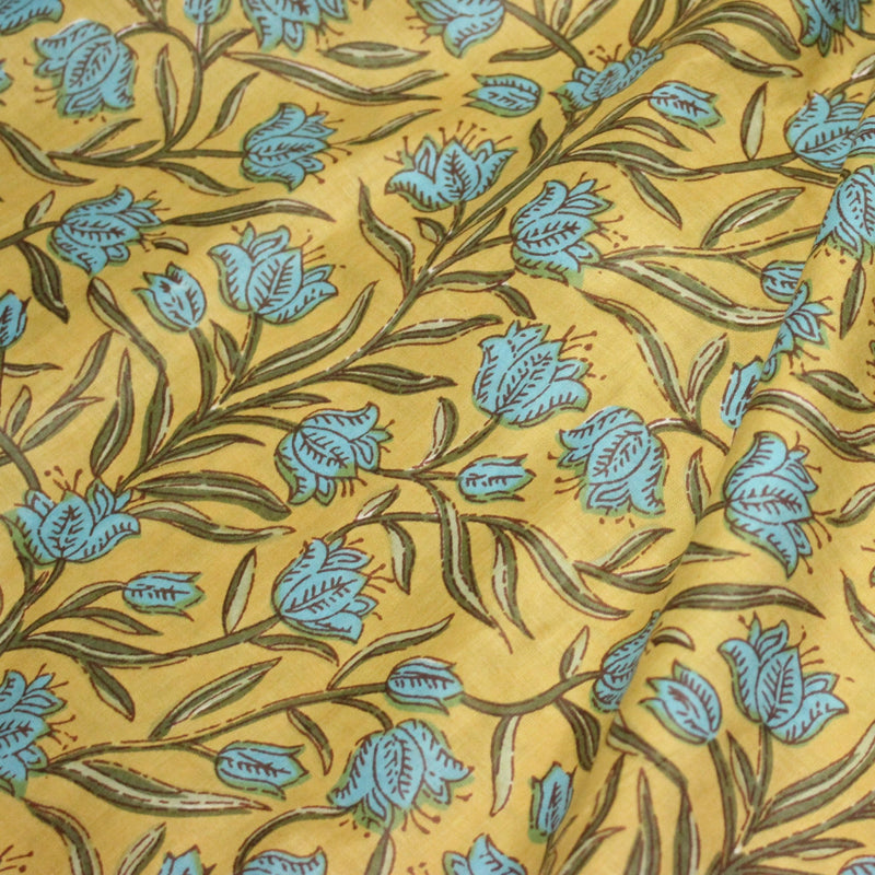 Tissu coton fin imprimé INDIENNES, fleurs traditionnelles bleues, feuilles vertes, fond jaune moutarde - TissusPapi.com