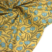 Tissu coton fin imprimé INDIENNES, fleurs traditionnelles bleues, feuilles vertes, fond jaune moutarde - TissusPapi.com