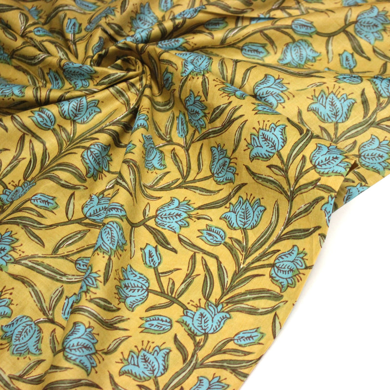 Tissu coton fin imprimé INDIENNES, fleurs traditionnelles bleues, feuilles vertes, fond jaune moutarde - TissusPapi.com