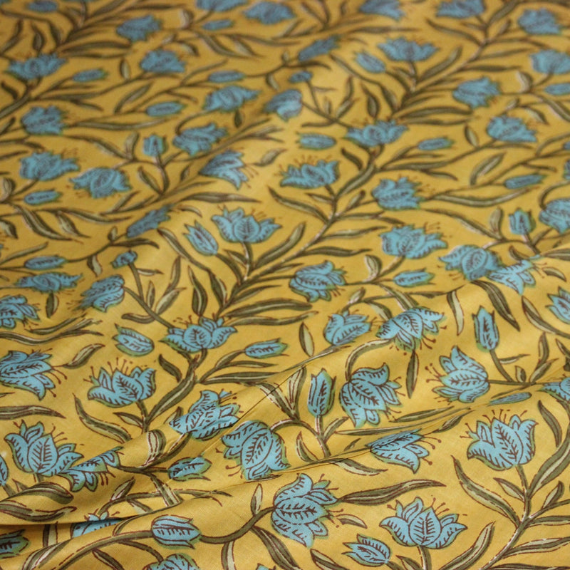 Tissu coton fin imprimé INDIENNES, fleurs traditionnelles bleues, feuilles vertes, fond jaune moutarde - TissusPapi.com