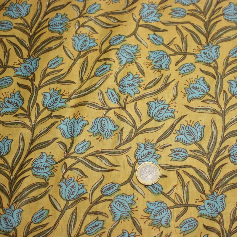 Tissu coton fin imprimé INDIENNES, fleurs traditionnelles bleues, feuilles vertes, fond jaune moutarde - TissusPapi.com