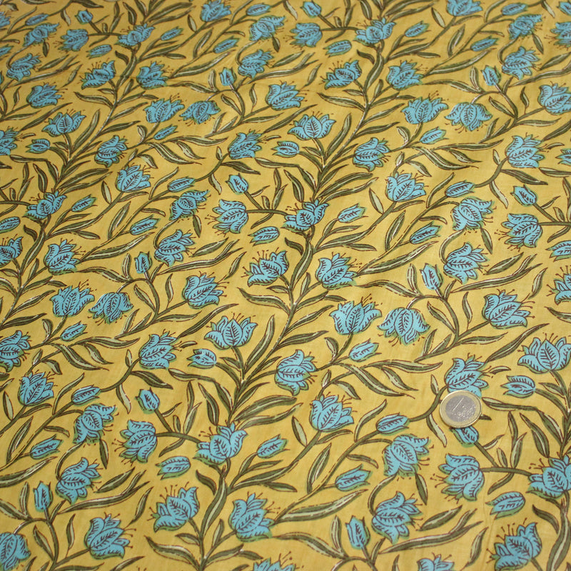 Tissu coton fin imprimé INDIENNES, fleurs traditionnelles bleues, feuilles vertes, fond jaune moutarde