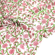 Tissu coton fin imprimé INDIENNES, fleurs traditionnelles roses, feuilles vertes, fond blanc - TissusPapi.com