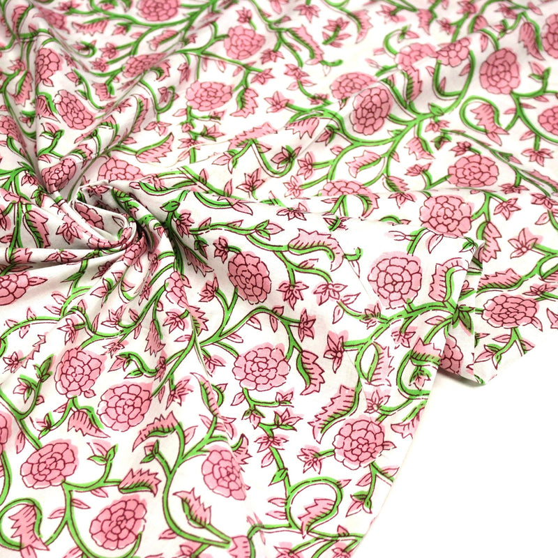 Tissu coton fin imprimé INDIENNES, fleurs traditionnelles roses, feuilles vertes, fond blanc - TissusPapi.com
