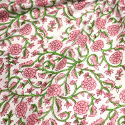 Tissu coton fin imprimé INDIENNES, fleurs traditionnelles roses, feuilles vertes, fond blanc - TissusPapi.com