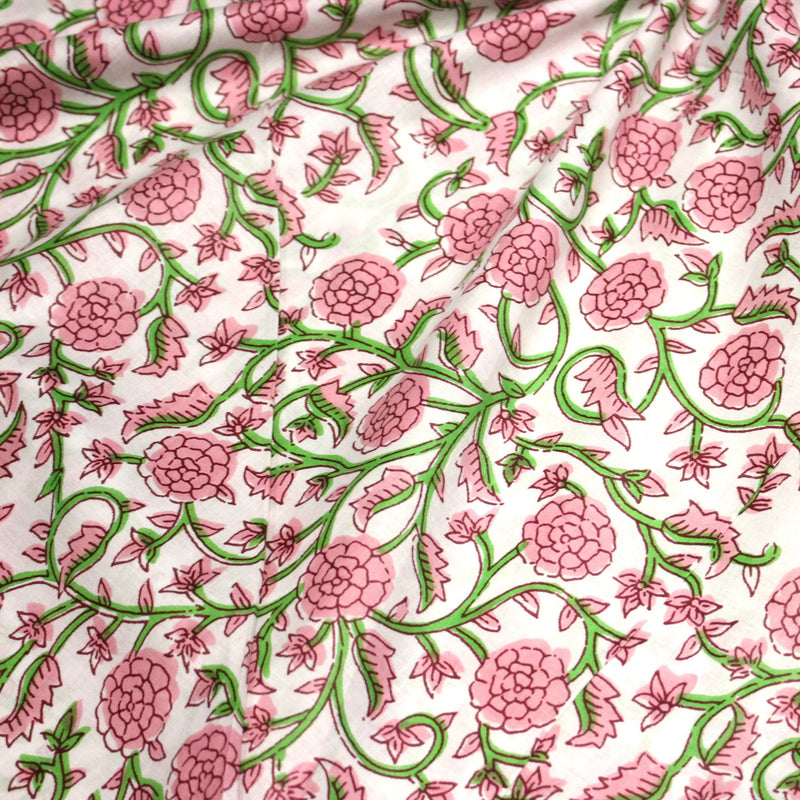 Tissu coton fin imprimé INDIENNES, fleurs traditionnelles roses, feuilles vertes, fond blanc - TissusPapi.com