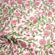 Tissu coton fin imprimé INDIENNES, fleurs traditionnelles roses, feuilles vertes, fond blanc - TissusPapi.com