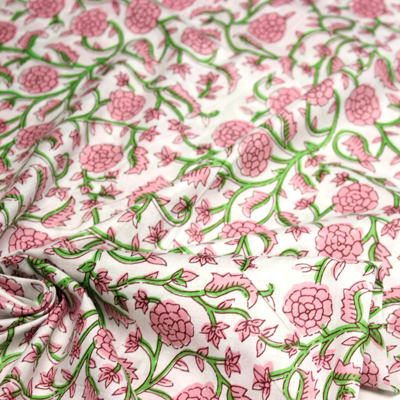 Tissu coton fin imprimé INDIENNES, fleurs traditionnelles roses, feuilles vertes, fond blanc - TissusPapi.com