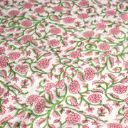 Tissu coton fin imprimé INDIENNES, fleurs traditionnelles roses, feuilles vertes, fond blanc - TissusPapi.com