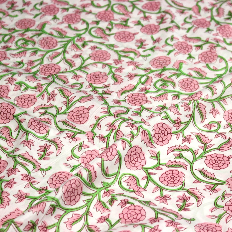 Tissu coton fin imprimé INDIENNES, fleurs traditionnelles roses, feuilles vertes, fond blanc - TissusPapi.com
