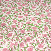 Tissu coton fin imprimé INDIENNES, fleurs traditionnelles roses, feuilles vertes, fond blanc - TissusPapi.com