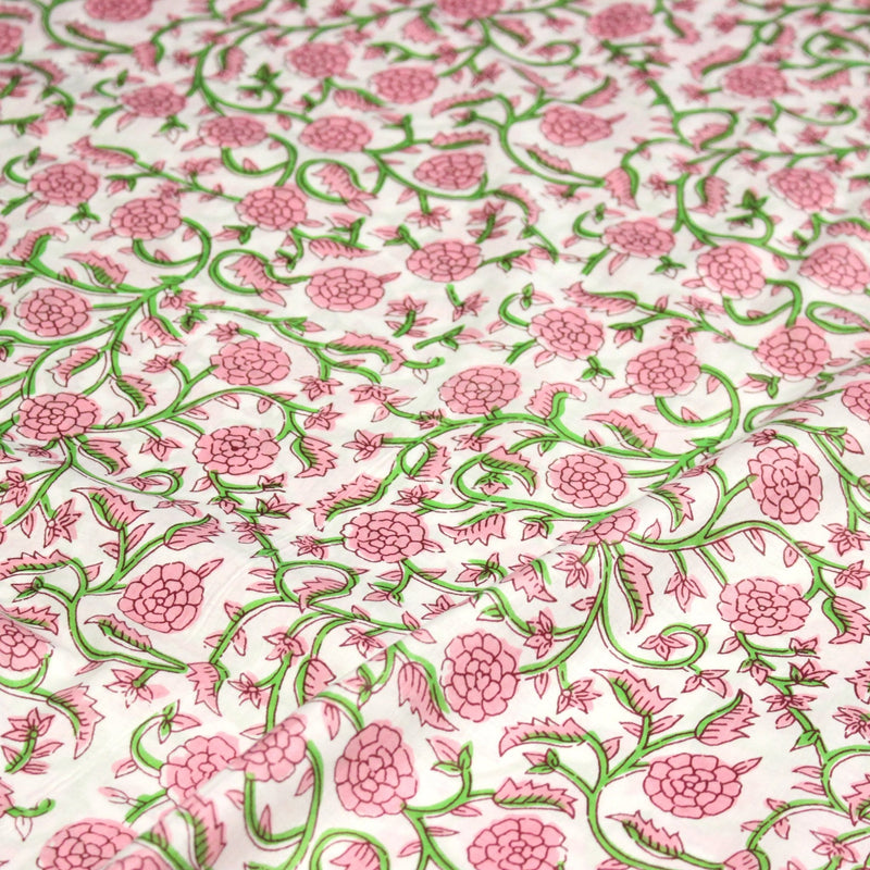 Tissu coton fin imprimé INDIENNES, fleurs traditionnelles roses, feuilles vertes, fond blanc - TissusPapi.com