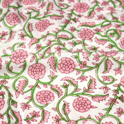Tissu coton fin imprimé INDIENNES, fleurs traditionnelles roses, feuilles vertes, fond blanc - TissusPapi.com